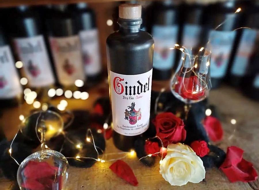 Gindel Gin Flasche mit Rosen und Lichterkette