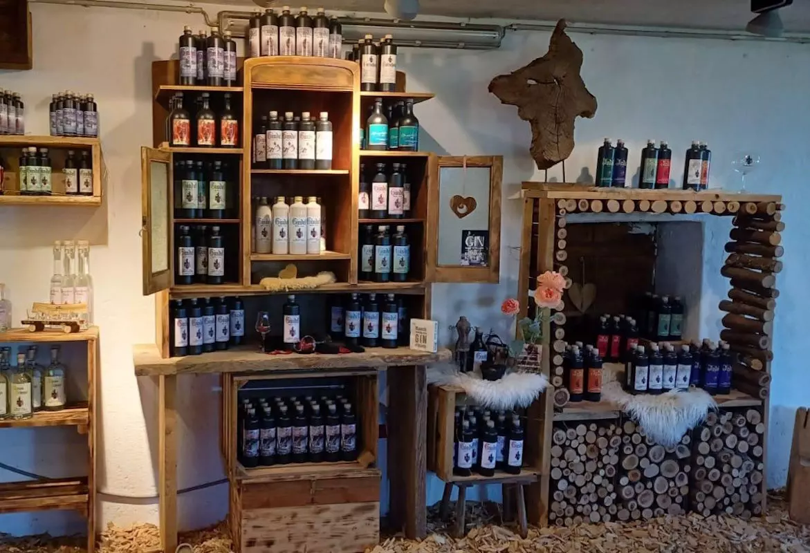 Gin-Stadl im Leiblachtal mit Regalen voller handgemachter Brände und Gin